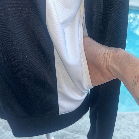 Nike Men's Black, White, and Gray Windbreaker Athletic - Picture 4 of 4